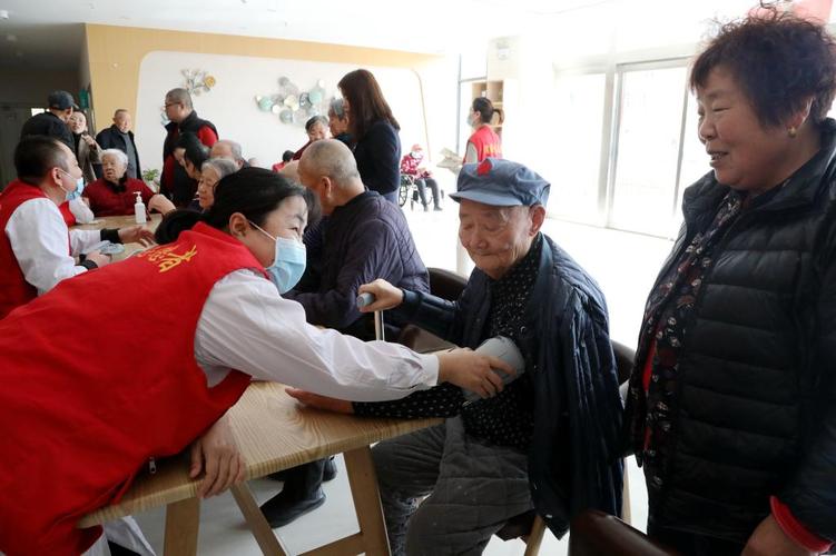 35學雷鋒日開展文明實踐志愿服務關愛老年人健康