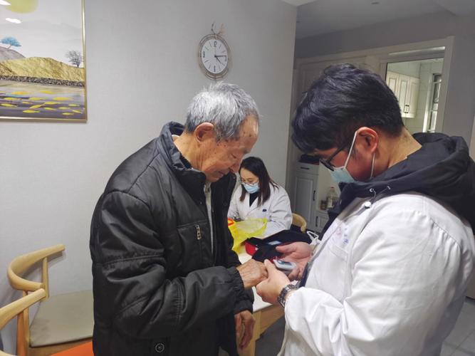 在建湖,該縣成立了248個縣鎮村三級聯動健康服務團隊,提供健康咨詢