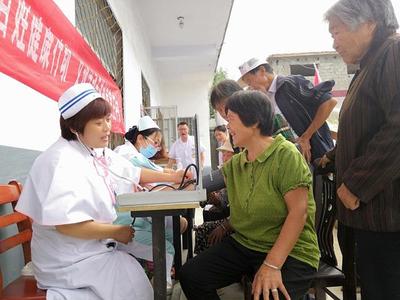 山東醫專附院:“服務百姓健康行動”義診走進劉家官莊村