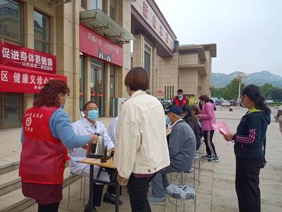 泰前街道向陽(yáng)社區(qū):定制服務(wù)進(jìn)社區(qū) 一針一線秀出向陽(yáng)花