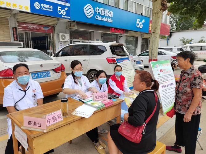 婦產科副主任醫師現場解答婦女健康咨詢,宣傳預防接種知識,預約"兩癌