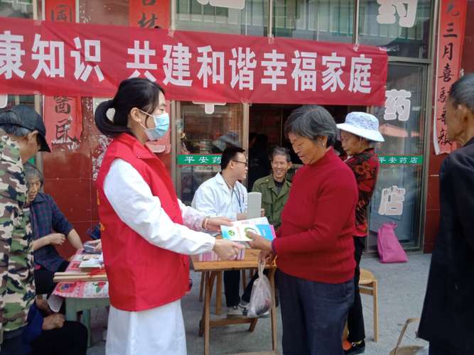衛生院工作人員與計生協志愿者為群眾提供免費健康咨詢和體檢服務