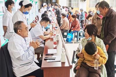 民盟上海市衛健委赴安徽阜陽開展學習調研和健康咨詢服務 為300多位農村群眾舉辦義診活動