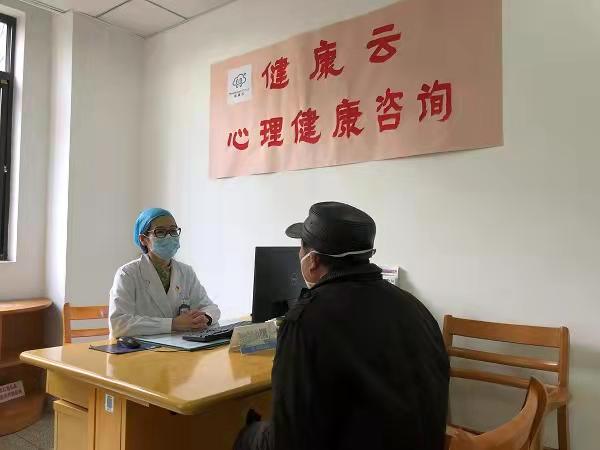 醫(yī)生對居民進行心理疏導(dǎo)