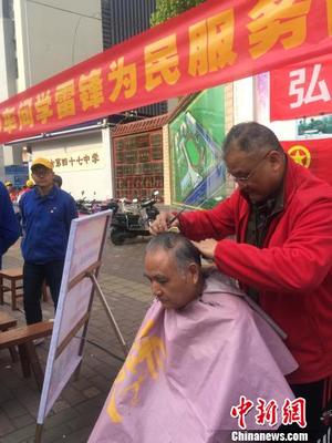 廣西柳州一工廠堅(jiān)持學(xué)雷鋒50余載 祖孫三代齊上陣