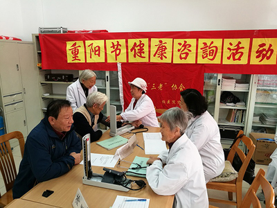 北航校醫(yī)院退休職工黨支部開展重陽(yáng)節(jié)健康咨詢活動(dòng)